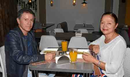 Los esposos Francisco Javier Clavijo Alarcón y Alba Lucía Marín Rengifo se reunieron en un almuerzo en el restaurante Cháncharos