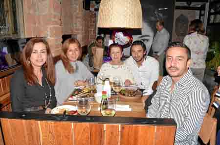 En Komo Asian Concept compartieron Diana Restrepo Aguirre, Angélica María Restrepo Aguirre, Cielo Aguirre de Restrepo, Luis Dani