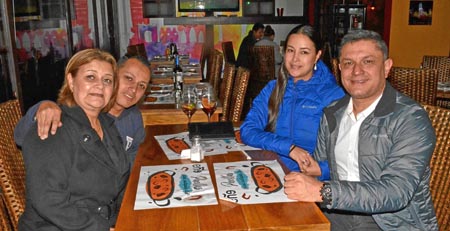 Foto | José Fernando Tangarife | LA PATRIA Alba Luz Álvarez Rincón con su familia: John Harold Henao Álvarez, María Yasmín Henao