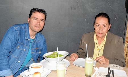 Fotos | José Fernando Tangarife | LA PATRIA Andrés Londoño Ocampo festejó a su mamá, Nohemy Ocampo Ávila, en Urban.