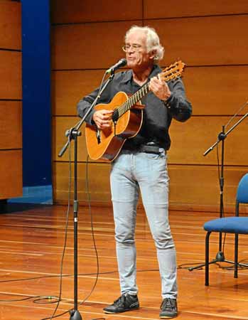 Jorge Alonso Camacho, cantautor y organizador del encuentro, durante su presentación en la Universidad Nacional sede Manizales.