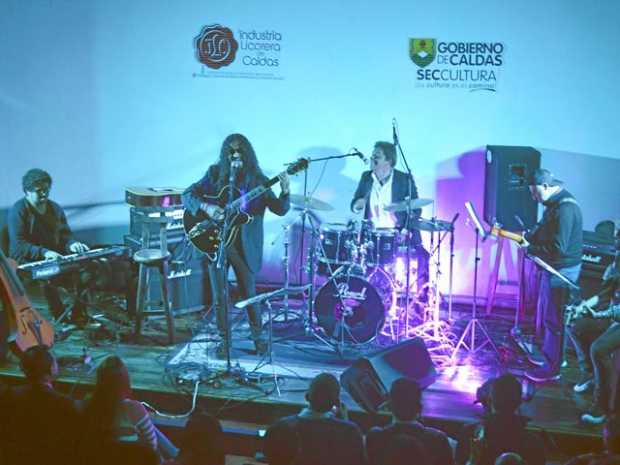 Durante el concierto aparecen: Gerónimo Salazar, teclado; Sergio Hernández, voz y guitarra; Fabio Torres, batería; Mauricio Osor