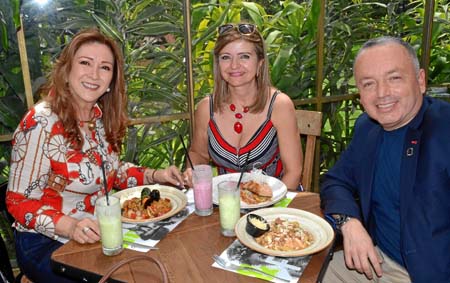 Isabel García Cardona, María del Socorro García Farfán y Sandro Arango Muñoz compartieron en Cortesana.