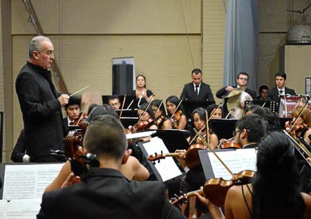 El director invitado, Carlos Arturo Marín Grisales, durante el concierto con la Orquesta Sinfónica de Caldas.