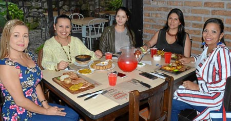 Claudia Montoya Ortiz, Maribel Fernanda Gutiérrez Duque, Martha Lucía Gil Tavera, Franyury Andrea Gallego Díaz y Yazmín Gómez Ot