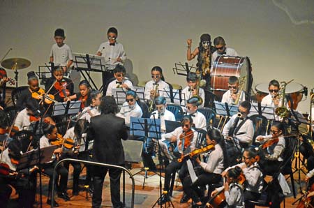Participaron niños y jóvenes de las orquestas sinfónicas Batuta de la ciudad. 