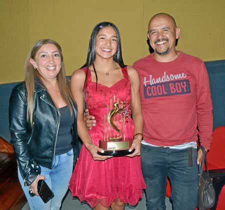 Stefanía Gómez Hurtado, quien recibió el Acord de Oro 2018, en compañía de sus padres Claudia Andrea Hurtado y Rubén Darío Gómez