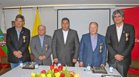 Alejandro Linares Cantillo, José Fernando Reyes Cuartas, magistrados; José Octavio Cardona León, alcalde de Manizales; Alberto R