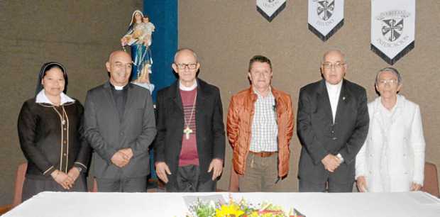 Hermana Edis Alexandra Graciano Quiroz, rectora del Colegio de Nuestra Señora de los Ángeles; presbítero Alberto Llanos Castaño,