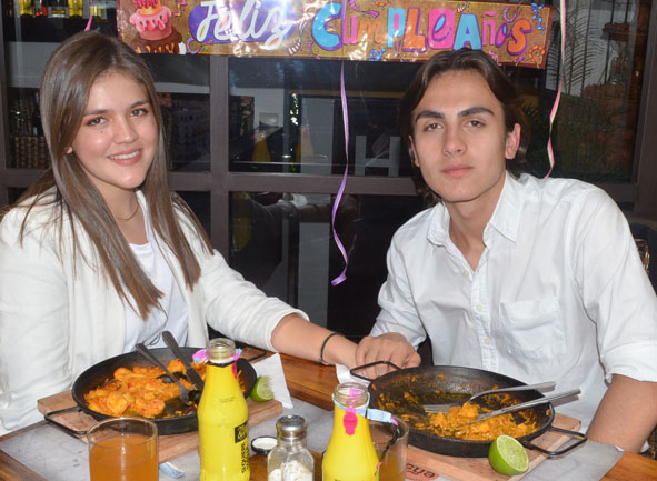A Mariana Delgado Valencia le celebró su cumpleaños Juan Camilo Hernández Giraldo en el restaurante Eñe.