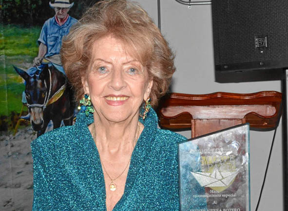 Durante la gala, la Nave de Papel entregó a Esther Sierra Botero una placa como reconocimiento a su trayectoria y legado cultura