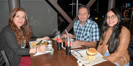 En La luna de Valencia compartieron Sandra Lucía Patiño Trujillo, Gerardo Vargas Ruiz y Valentina Vargas Patiño.