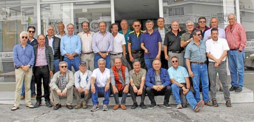 El rector del Colegio San Luis Gonzaga, Álvaro Vélez S.J., acompañó a los asistentes al encuentro. Aparecen sentados: Gabriel Al