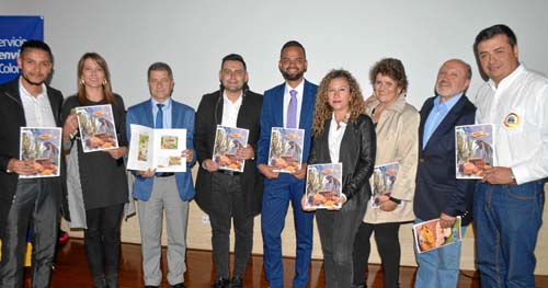 Iván Becerra Piedrahíta, jefe de Marketing de la Revista Gourmet Cafetero; Martha Lucy Giraldo Duque, jefe Nacional de Filatelia