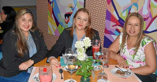 Diana Marcela Marulanda Arias (centro) fue festejada en un almuerzo en el restaurante Planta del Hotel Pop Art Las Colinas, por 