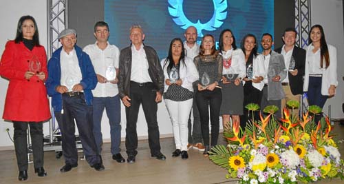 Lina María Ramírez recibió a nombre de la Cámara de Comercio de Manizales la distinción en la categoría Organización líder nacio
