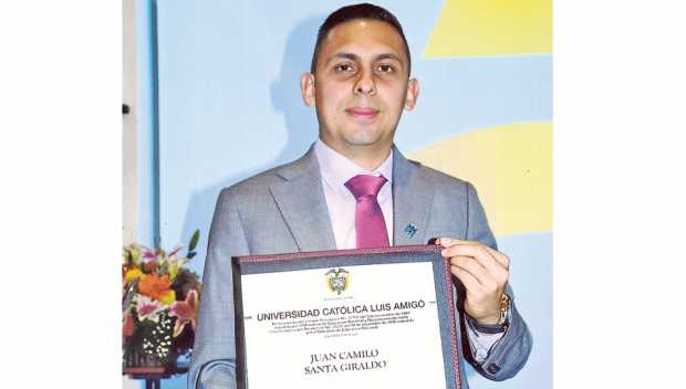 Juan Camilo Santa Giraldo recibió el título de Abogado que le otorgó la Universidad Católica Luis Amigo. Su familia lo felicita 