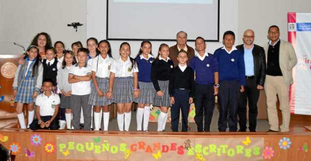 Alba Lucía Hurtado Pérez, Albeiro Valencia Llano, Francisco Javier González Sánchez y Alirio León Suárez, acompañan a algunos de
