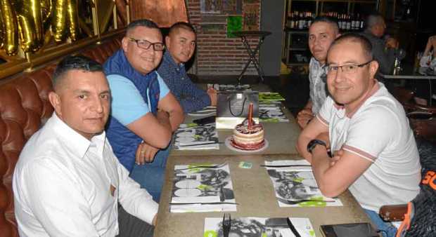 El sargento mayor Adolfo Castro celebró el cumpleaños del mayor Pablo Miguel Rangel en compañía de los capitanes Jhon Solarte, C