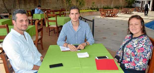 Funcionarios de la Industria Licorera de Caldas se reunieron en el Club Manizales, sede Centro, para hablar de trabajo. En la im