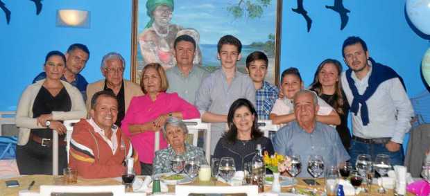 En el restaurante Las Redes familiares de María Doris Vallejo la festejaron por cumplir 90 años. Sentados: Mauricio Ramírez, Mar