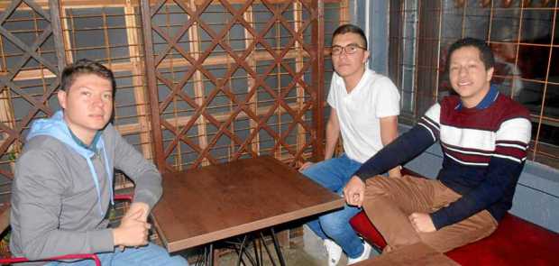 Funcionarios de Playvox se reunieron en el restaurante La Prole. En la imagen Daniel Valencia Hernández, Mauricio Soche López y 