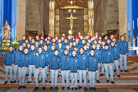 Los estudiantes que recibieron el sacramento aparecen en compañía de monseñor Gonzalo Restrepo Restrepo, arzobispo de Manizales,