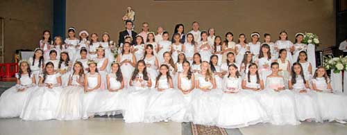 En el auditorio Santa Catalina de Sena del Colegio Nuestra Señora del Rosario aparece el grupo de comulgantes, acompañado por el