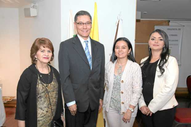 María Dolly Salazar Martínez, representante de la Sociedad San Vicente de Paul Manizales; Nelson Alberto Arroyave, administrador