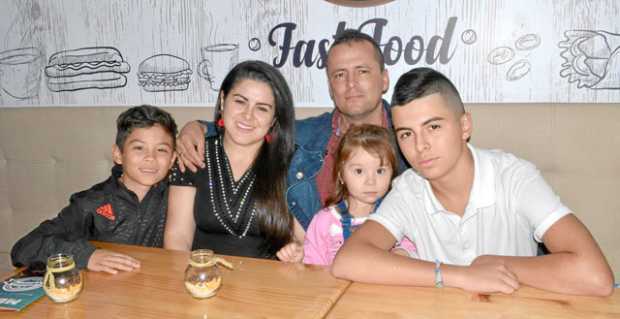 Juan José López López, Sandra Milena López Ramírez – cumpleaños, se lo celebra su familia, María del Mar López López, Élkin Albe