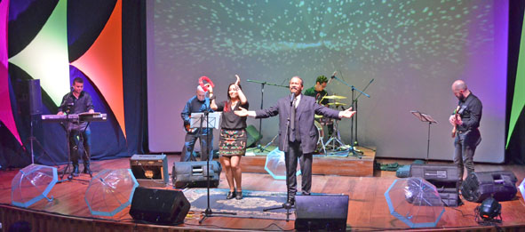 Durante el concierto aparece Eros.