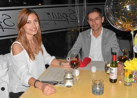 Daniela Mora Cortés le celebró el cumpleaños a Yeison Alberto Garcés Gómez en una comida en el restaurante Spago.