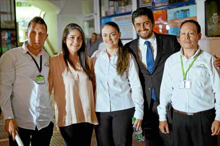 Alexánder Aristizábal, jardinero del Centro comercial Sancancio; Luz Ángela López Ríos, gerente; Carol Marcela García Morales, a