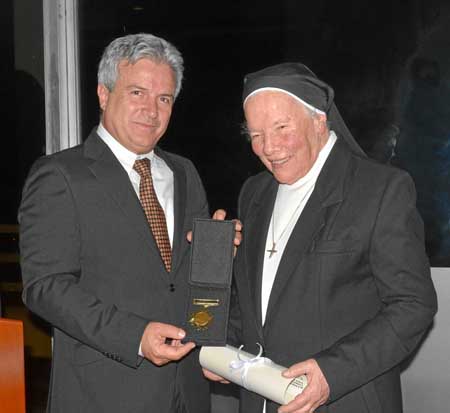 Durante la recepción Andrés Echeverri Jaramillo, presidente de la Junta Directiva de Obras Sociales Betania, y la hermana Ana Ma