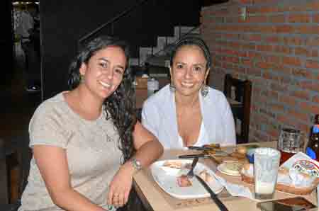 Margarita Zapata Ruiz y Luz Ángela Zapata Ruiz compartieron en Asados Chavita.