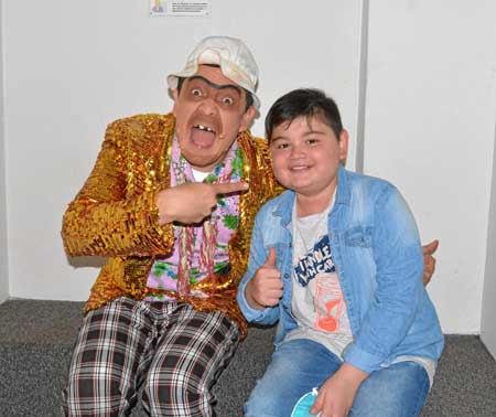 Suso acompaña a Jerónimo Clavijo Ocampo, paciente de la Fundación Alejandra Vélez Mejía que quería conocerlo.