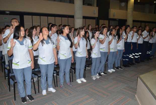 Algunos de los 93 estudiantes que juraron por la ética y la prestación de los servicios de salud con responsabilidad y calidad h