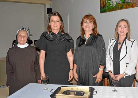 La hermana Aurora Morales Morales hizo entrega de reconocimientos en nota de estilo como exalumnas ilustres a Ángela María Toro 