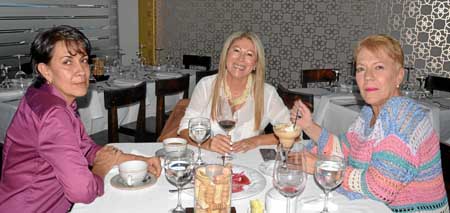 El restaurante Vino & Pimienta fue el lugar escogido para almorzar de María Mercedes Aristizábal Uribe , Luz Clemencia Duque Pér