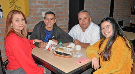 En el restaurante Asados Chavita, Luz Mary de los Ríos Parra le festejó a Santiago Castaño de los Ríos el cumpleaños con Maurici