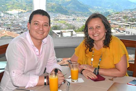 David Restrepo González y Patricia Arenas Sandoval, funcionarios de Cromática Coaching Consulting, se reunieron en el Club Maniz