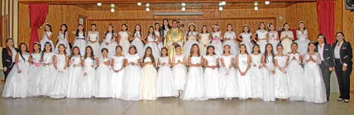 Las niñas que recibieron su primera comunión aparecen en compañía de los sacerdotes Carlos Arley Álvarez Blandón, rector del Lan