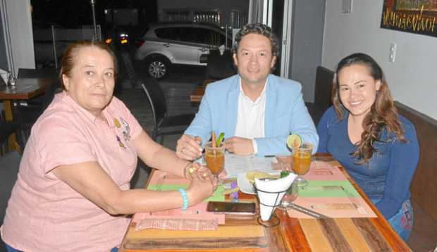 En el restaurante Patacrock compartieron Martha Londoño, Harold Andrés Londoño y Carolina Vélez.