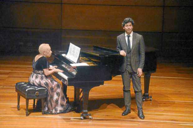 Teresita Gómez y Juan Carlos Echeverry durante el concierto en el auditorio del campus Palogrande de la Universidad Nacional sed