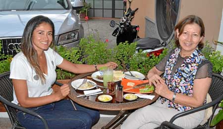 Adriana Valencia Ortiz y Fabiola Ortiz Ortiz se reunieron en un almuerzo en el restaurante Nawfalí.