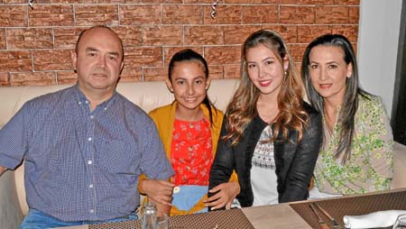 Carlos Puentes Ramírez, Alejandra Puentes Vásquez, María Fernanda Puentes Vásquez y Lina María Vásquez Díaz.