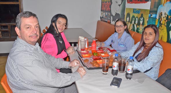 Octavio Zuluaga Torres, Jennifer Molina Loaiza, Viviana Zuluaga Cardona y Marcela Hernández Ocampo se reunieron en una comida en