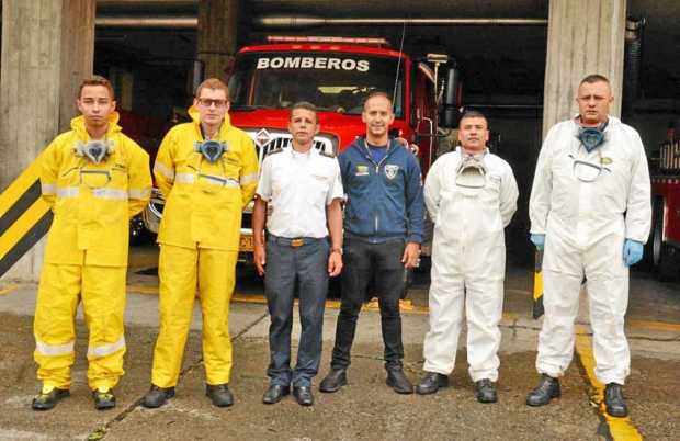 Los bomberos Jhónatan Gaviria y Juan Esteban Mejía; Jorge Iván Quintero Jaramillo, comandante del Cuerpo de Bomberos de Manizale