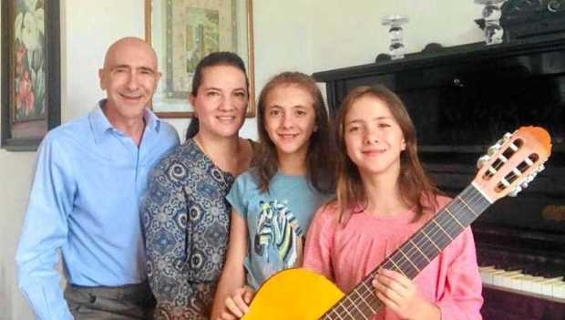 Fotos | Cortesía | LA PATRIA José Miguel Riviére y su esposa, Sandra Milena Rubiano, comparten junto a sus hijas, Antonella y Pa