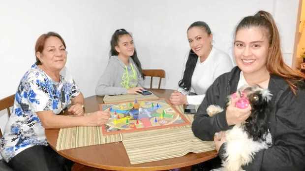 Aliria Torres, Estefanía Orozco Torres, Diana Torres y Katerine Ramírez, juegan un rato parqués.